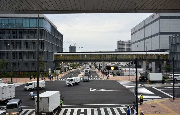 Passerelle d’observation et bâtiments du marché de Toyosu à Tokyo au petit matin, vue horizontale