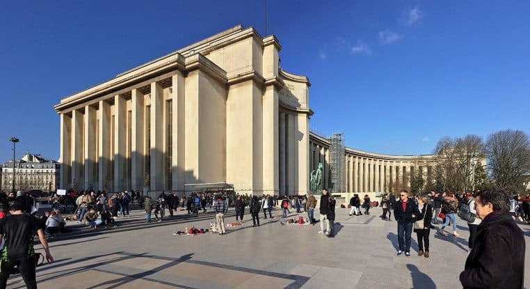 Le Trocadéro à Paris sous la neige en février 2018, esplanade blanchie et horizon d’hiver légèrement brumeux