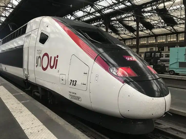 TGV INOUI à l’arrêt en gare de Lyon à Paris, vu depuis le quai.