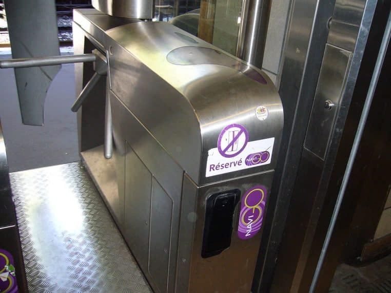 Borne de validation Navigo à l’entrée d’un réseau métro/RER à Paris.