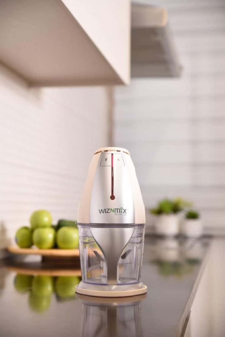 Robot de cuisine multifonction présenté en photo produit, vue de face