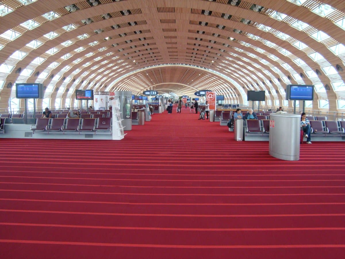 Intérieur d'un terminal de l'aéroport Paris-Charles de Gaulle