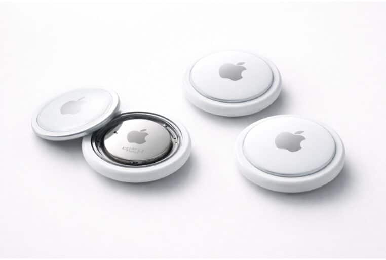 AirTag 2 posés sur fond blanc minimaliste, esthétique Apple