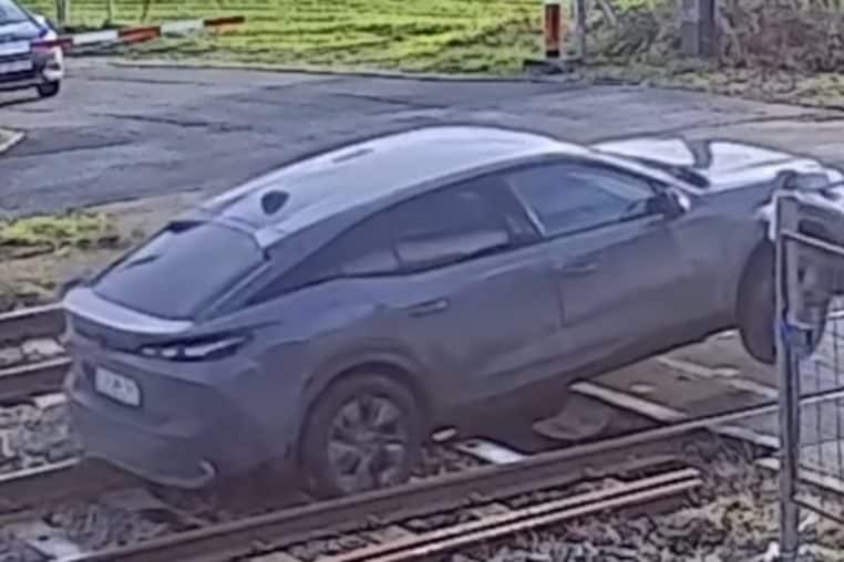 Un automobilste sur la voie ferrée