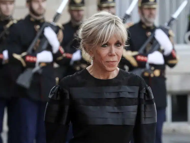 brigitte macron etait invitee defile macronnn