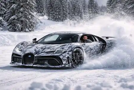Mate Rimac au volant d’un prototype camouflé de Bugatti Tourbillon, en drift sur une piste enneigée, gerbe de neige en arrière-plan.