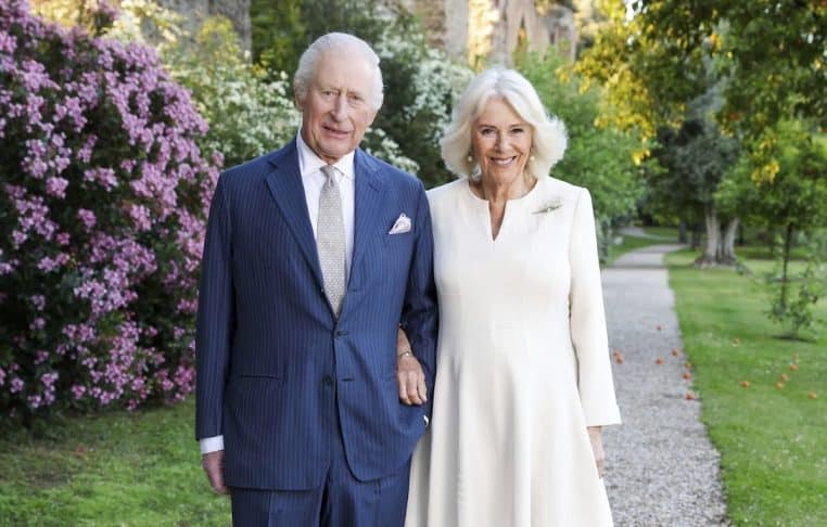 charles et camilla en deuil mort frappe porte - copie