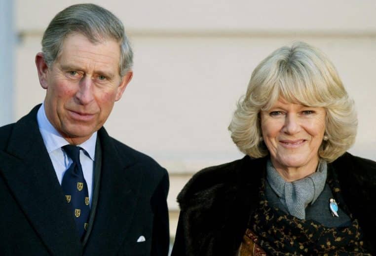 charles et camilla en deuil mort frappe porte - copie