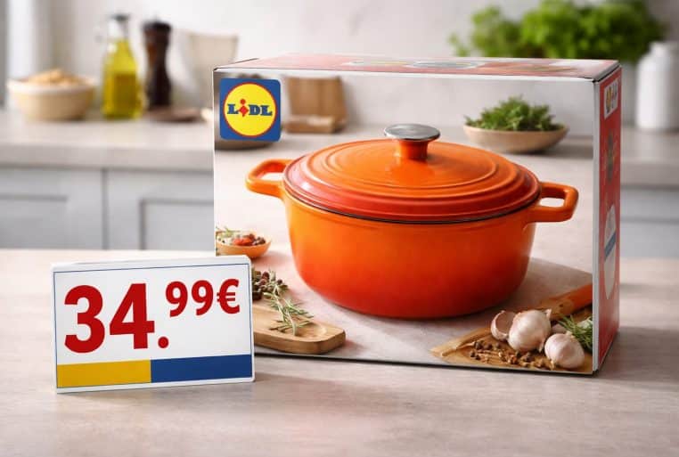 Cocotte en fonte émaillée orange mise en avant sur un plan de travail, avec le logo Lidl visible et un panneau prix à 34,99 €.