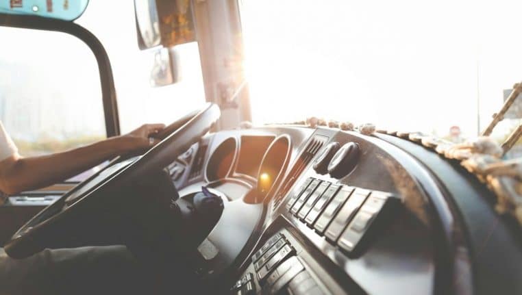 des enfants laissés sur le bord de la route - copie