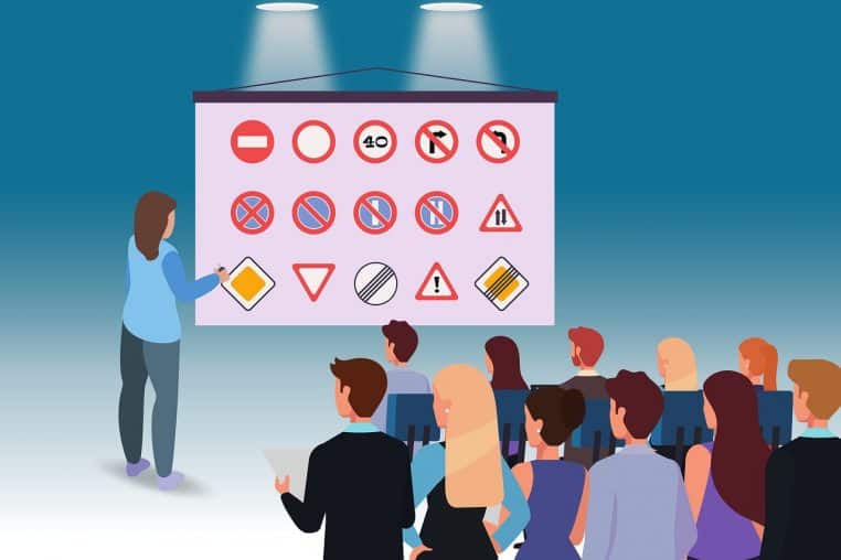 Illustration d’un cours de code de la route avec des panneaux projetés devant un groupe d’élèves.