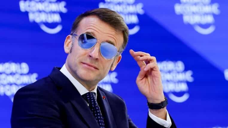 emmanuel macron apparait avec des lunettes
