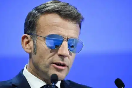 emmanuel macron apparait avec des lunettes