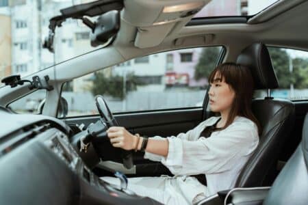 Les femmes exposées au danger en voiture