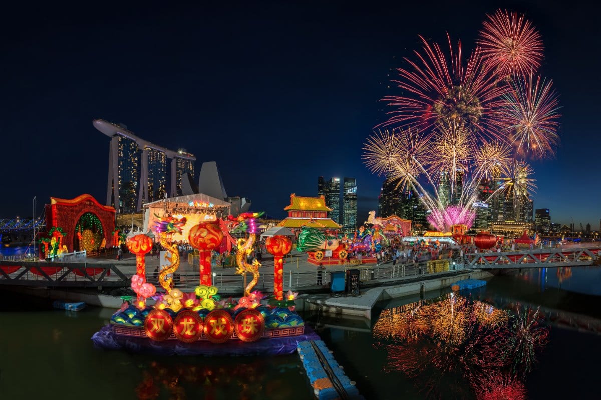 Feux d'artifice éclatant au-dessus de la ville lors d'une célébration du Nouvel An chinois à Singapour.