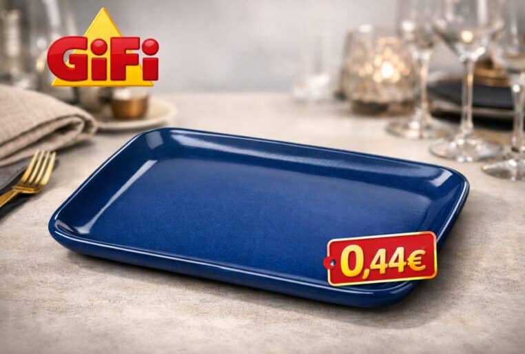 Assiette rectangulaire GiFi en grès bleu, mise en avant sur une table moderne avec logo GiFi et étiquette prix 0,44€
