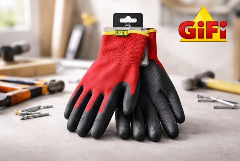 Paire de gants de bricolage rouge et noir mise en avant sur un établi, avec le logo Gifi en haut à droite.