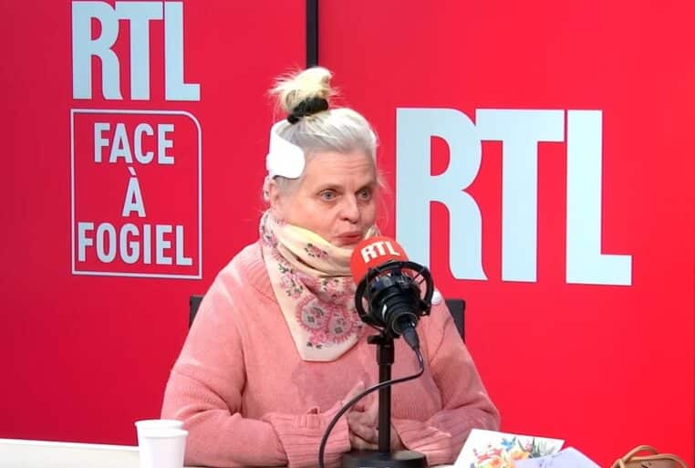 Isabelle Nanty en interview sur RTL dans le studio « RTL face à Fogiel » (capture d’écran).
Crédit : Chaîne YouTube RTL — capture d’écran.