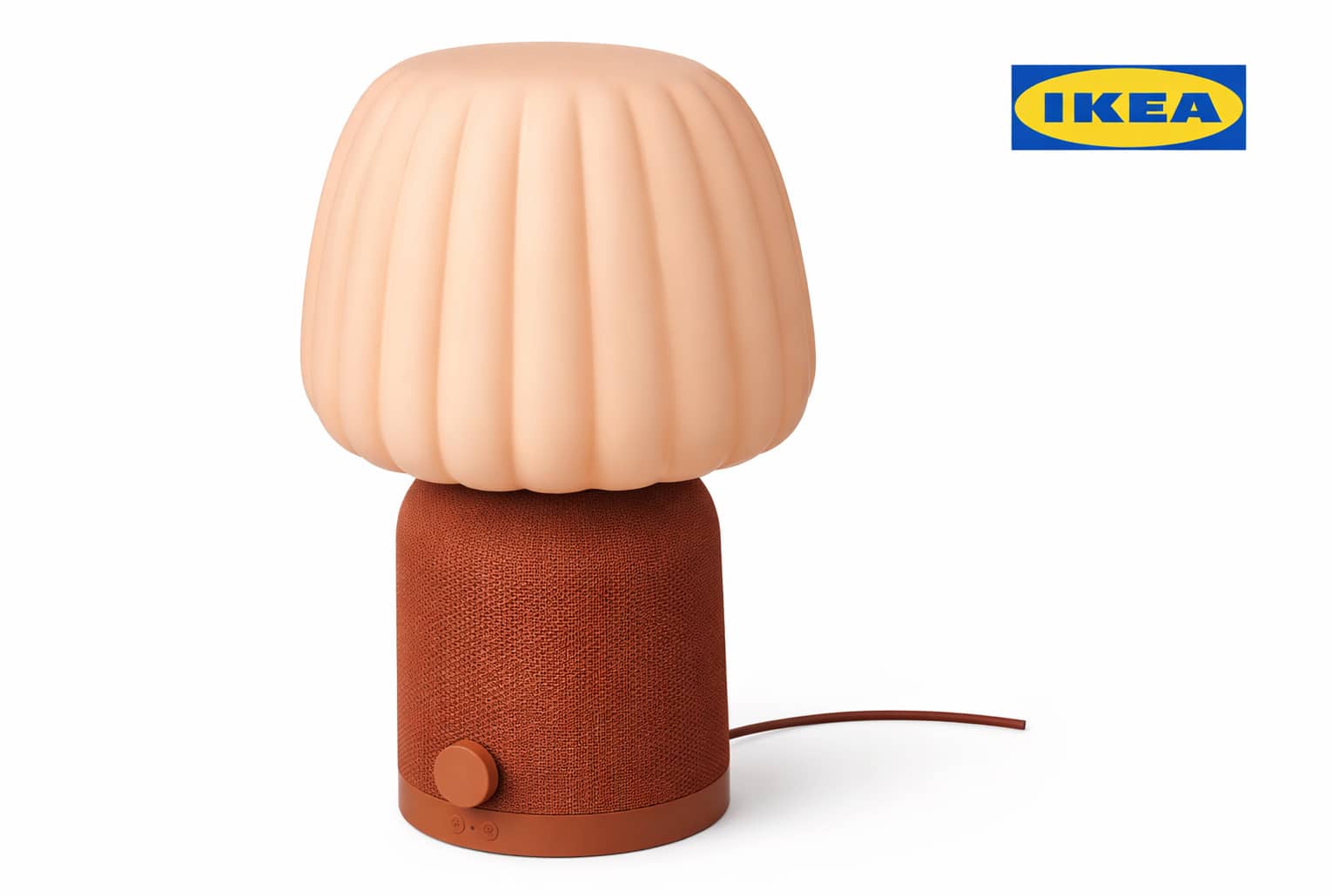 Lampe-enceinte IKEA KULGLASS au design nervuré, avec logo IKEA