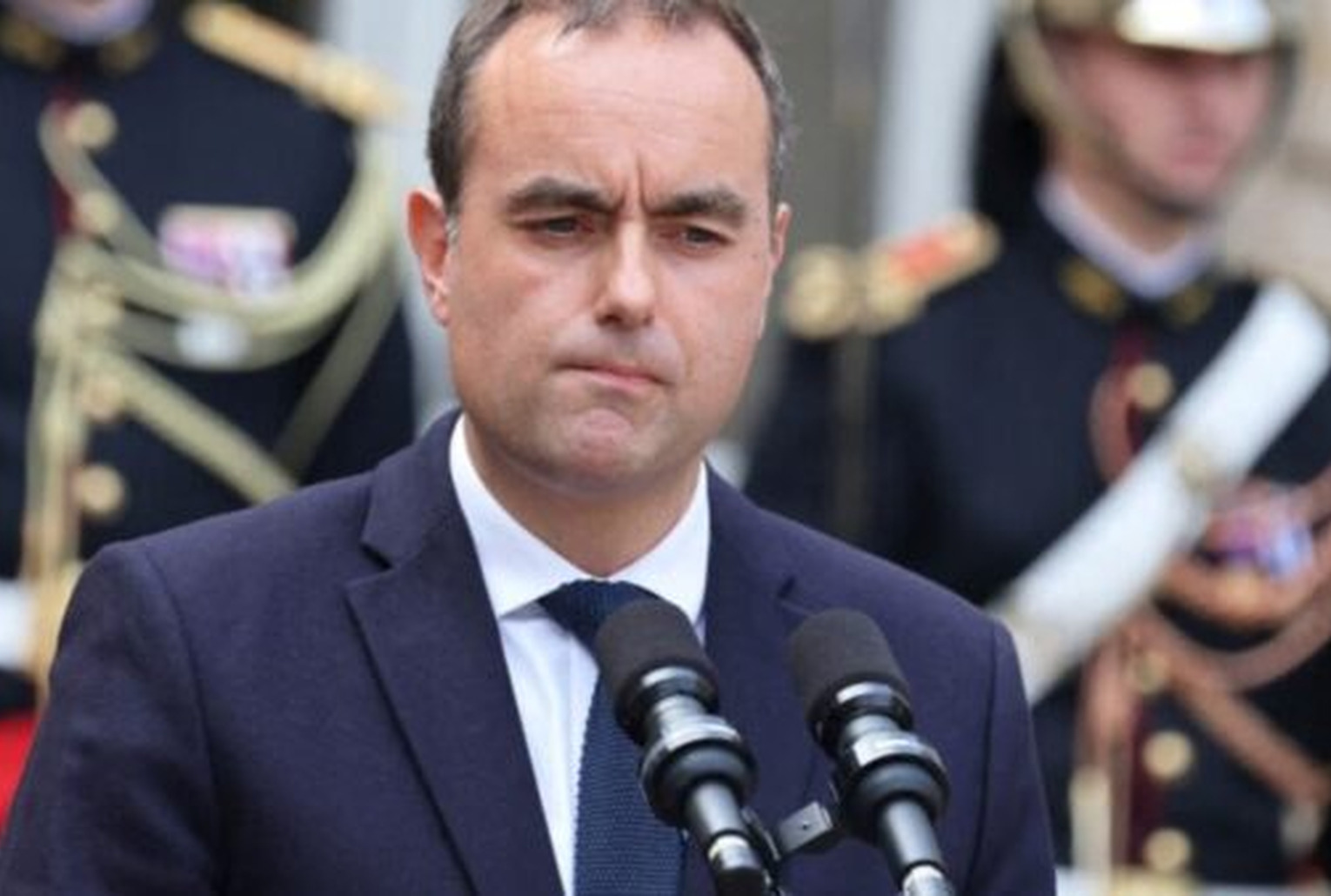 Sébastien Lecornu lors d’une prise de parole, au cœur des débats sur la fiscalité de l’épargne et la hausse des prélèvements sur certains revenus du capital.