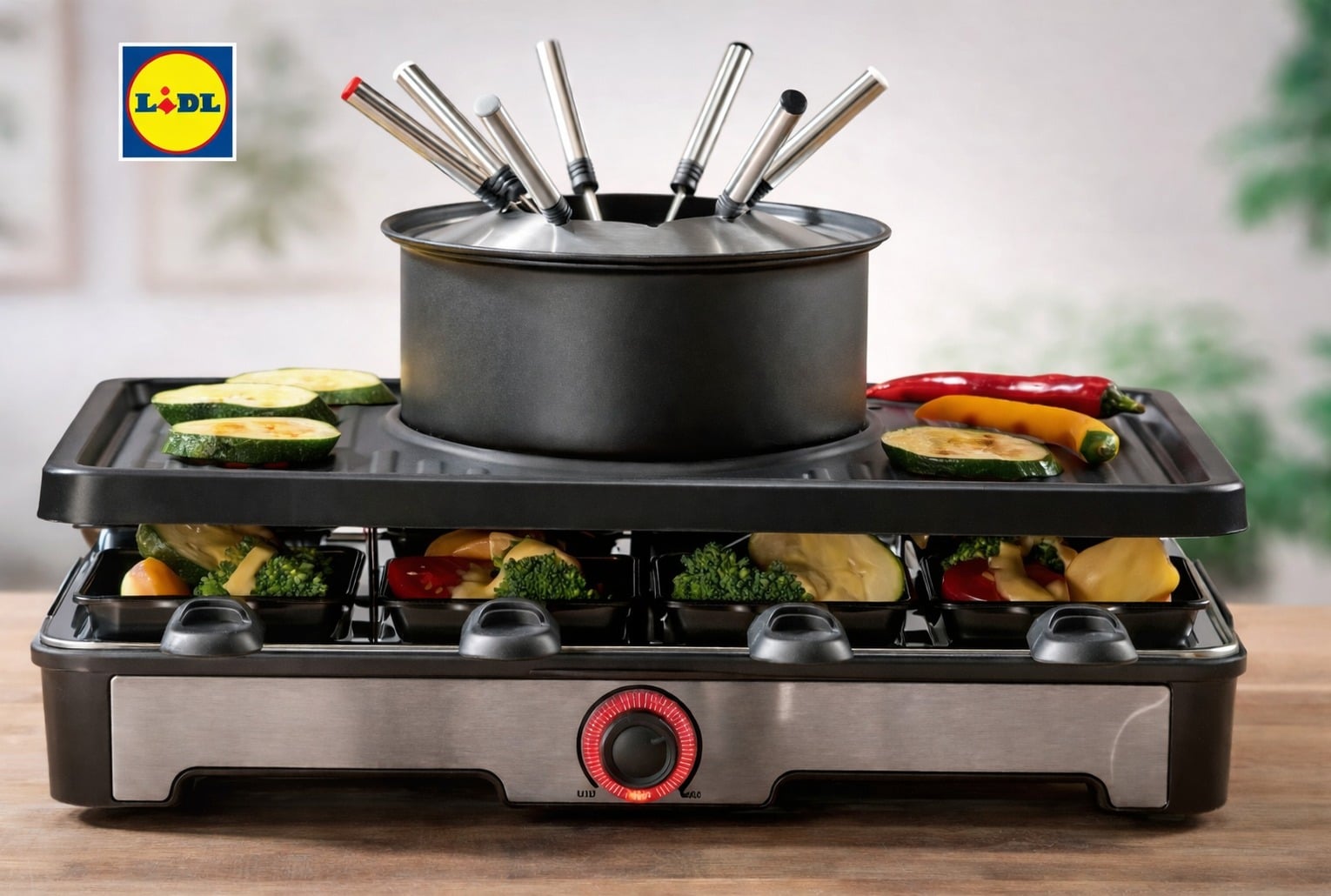 Appareil 3-en-1 Silvercrest (raclette, fondue et grill) posé sur une table, avec logo Lidl, sans texte promotionnel.