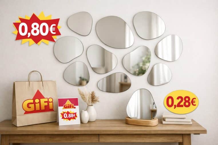Mur blanc avec composition de miroirs organiques et sac GiFi, prix mis en avant à 0,80 € et 0,28 € sur un meuble en bois.