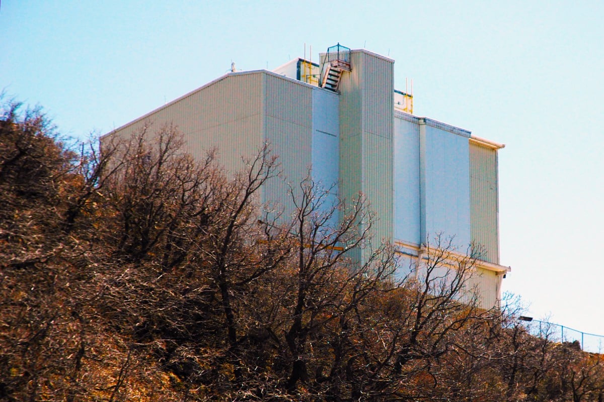 Dôme du MMT Observatory au Fred Lawrence Whipple Observatory, en Arizona, sous un ciel clair.
