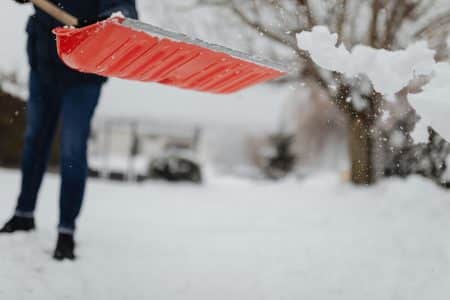 Neige : que risquez-vous si vous ne déblayez pas votre entrée ?
