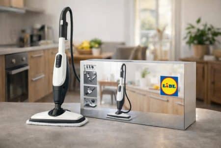 Nettoyeur vapeur 2-en-1 posé dans une cuisine, avec sa boîte marquée du logo Lidl, en lumière naturelle.