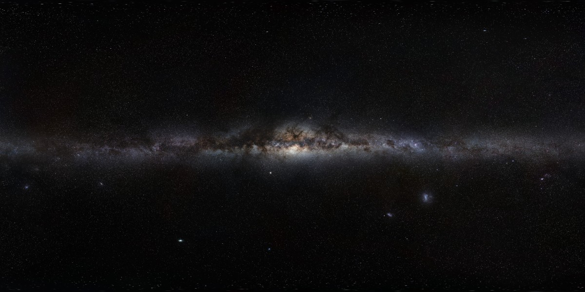 Panorama très large de la Voie lactée, montrant la bande lumineuse et des nuages d'étoiles sur fond noir.