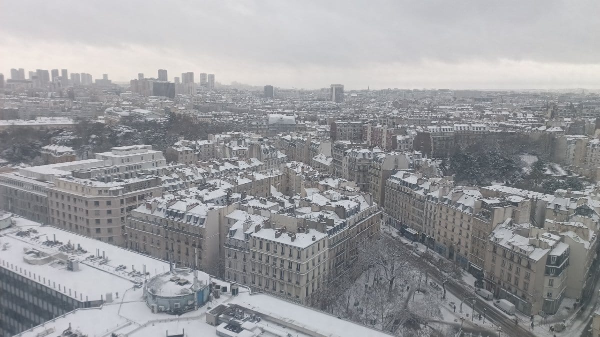 Toits de Paris enneigés vus depuis la tour Zamansky, janvier 2026.