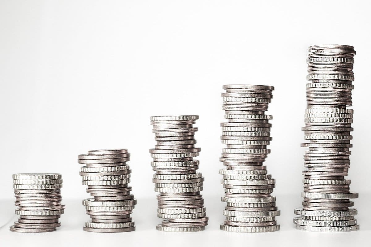 Piles de pièces en euros empilées, évoquant les intérêts et le rendement.