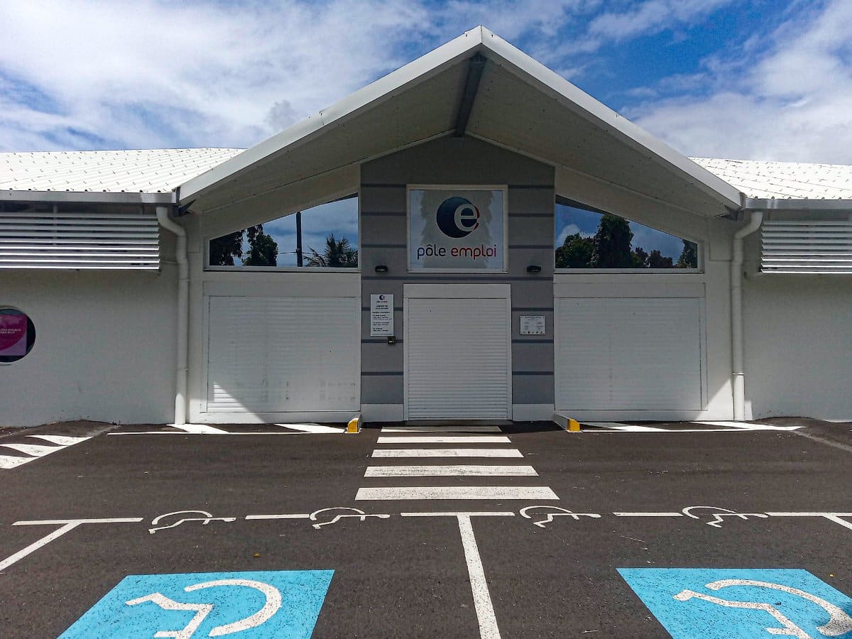 Devanture d'une agence Pôle emploi (France Travail) en Guadeloupe