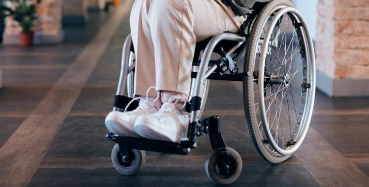 Il tente d'embarquer avec sa femme morte