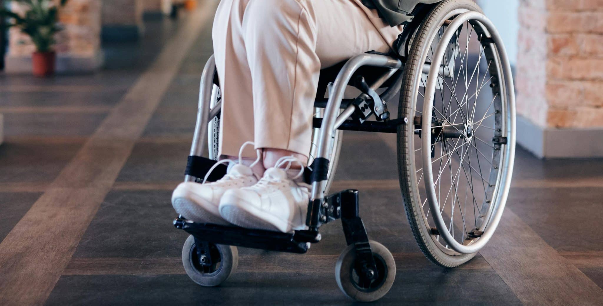 Il tente d'embarquer avec sa femme morte