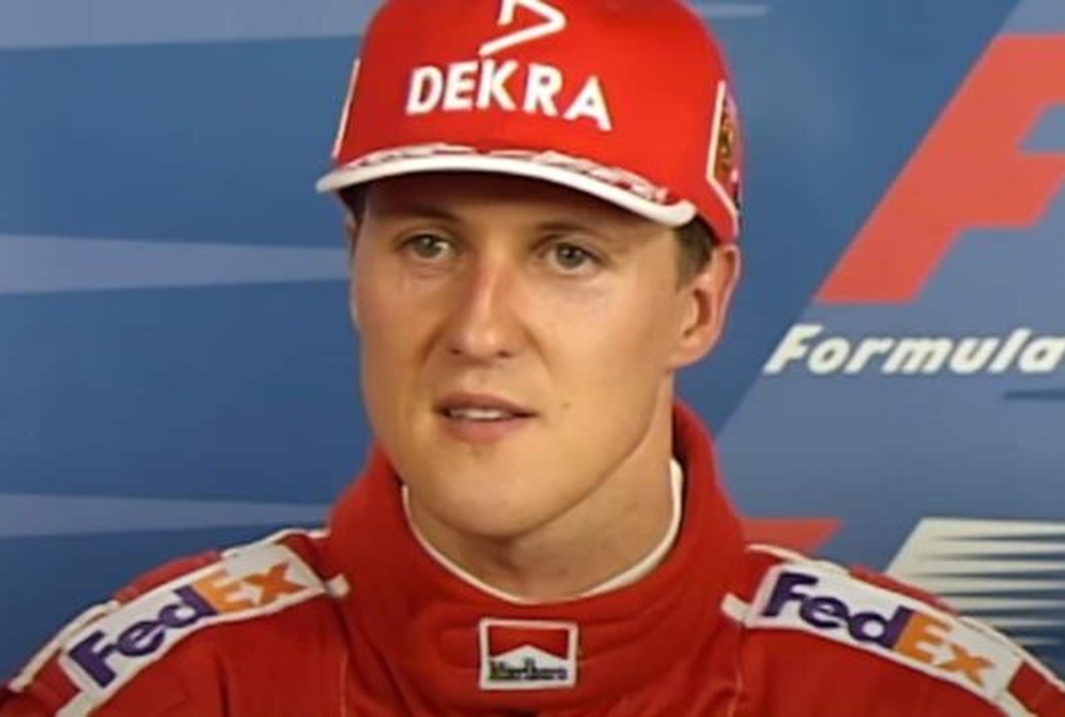Michael Schumacher en tenue Ferrari lors d’une interview (capture YouTube)