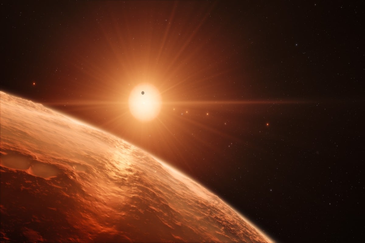 Illustration d'une planète rocheuse au premier plan dans le système TRAPPIST-1, with l'étoile au loin et d'autres planètes visibles.