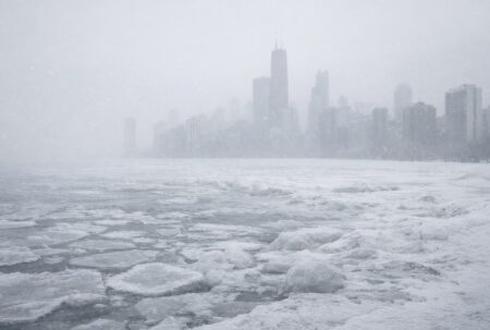 Tempête hivernale aux États-Unis : lac Michigan gelé sous un ciel gris à Chicago
