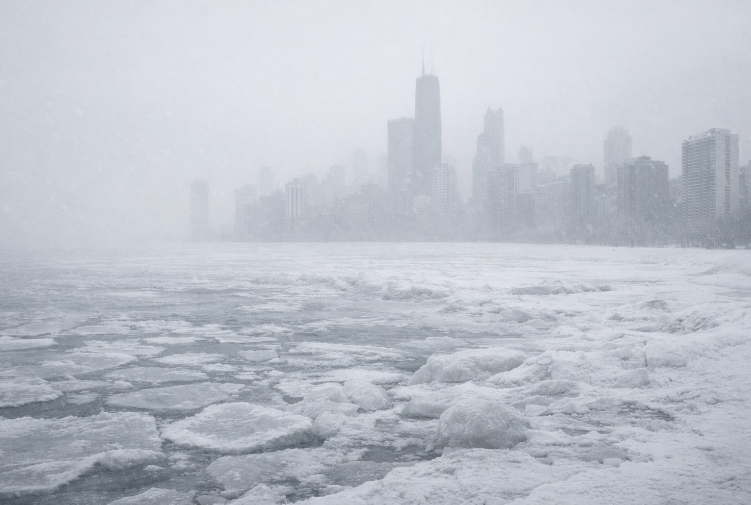 Tempête hivernale aux États-Unis : lac Michigan gelé sous un ciel gris à Chicago
