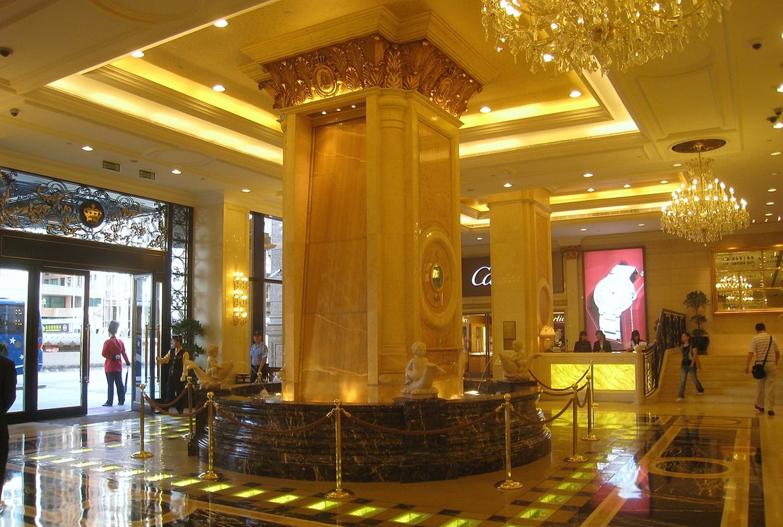 Hall du Grand Emperor Hotel à Macao, avec le sol décoré de lingots d’or