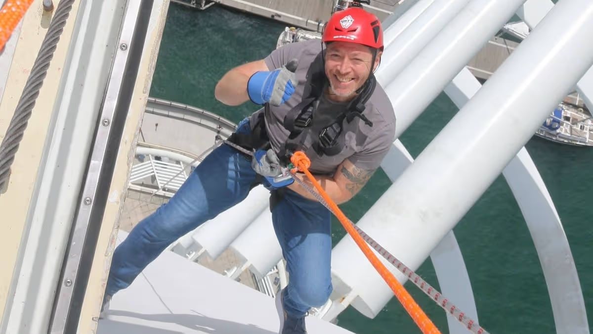 Homme-Saut-Elastique