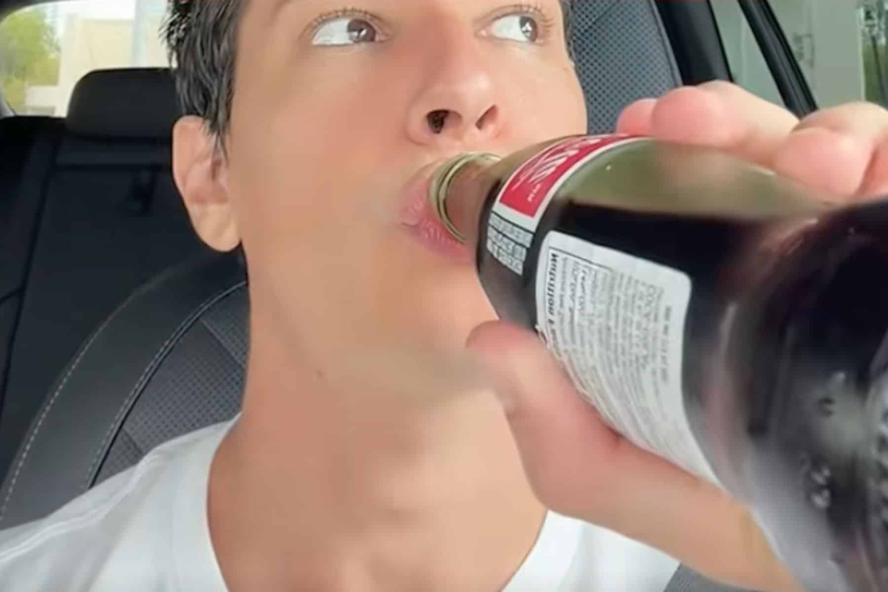 Garçon qui bois du coca