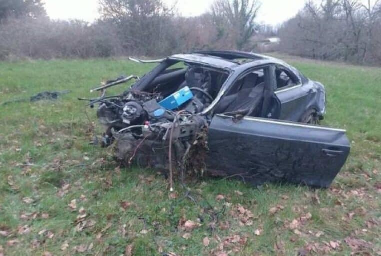 L’Audi S5 termine sa course dans un champ après une sortie de route d’une extrême violence, avec l’avant arraché.