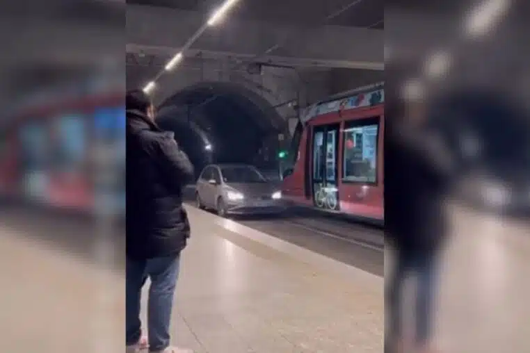 Un automobiliste sur les rails du tramway