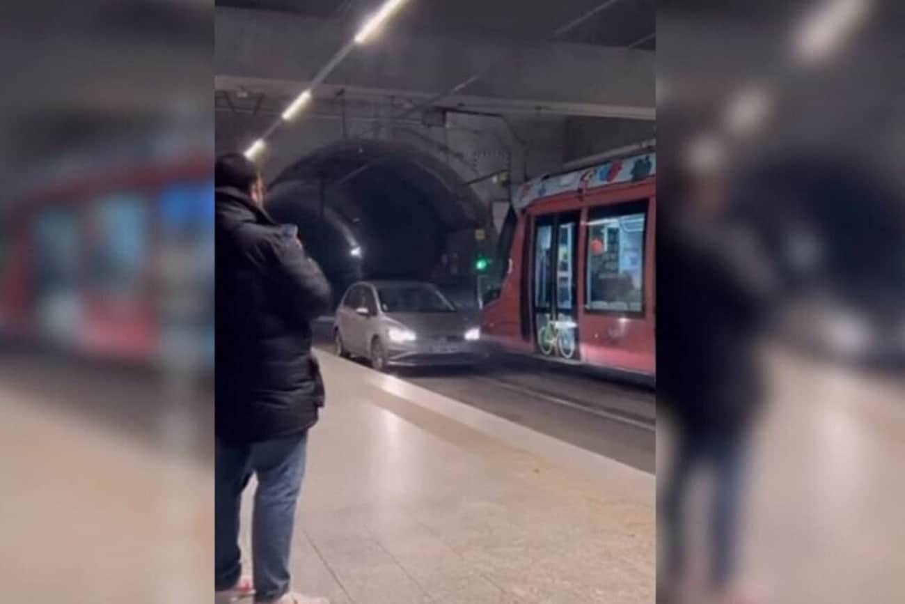 Un automobiliste sur les rails du tramway