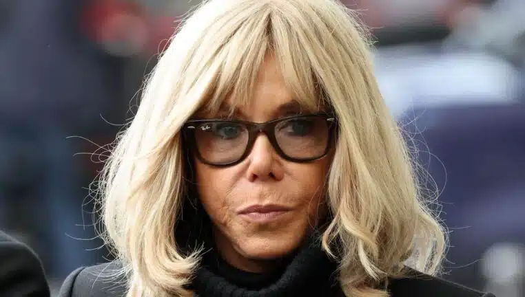 brigitte macron lache lecharpe nouvelle tendance - copie