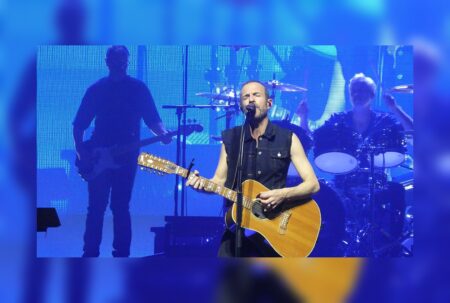 Calogero sur scène pendant sa tournée des théâtres.