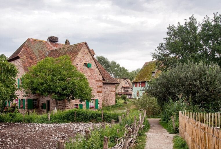 Vue du village de l’Écomusée d’Alsace à Ungersheim, entre maisons traditionnelles et chemin rural
