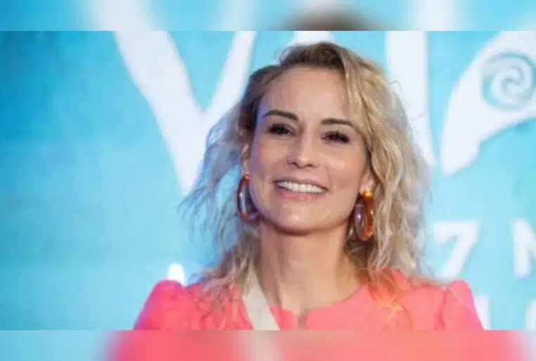 Élodie Gossuin souriante en robe rose, portrait (Élodie Gossuin)