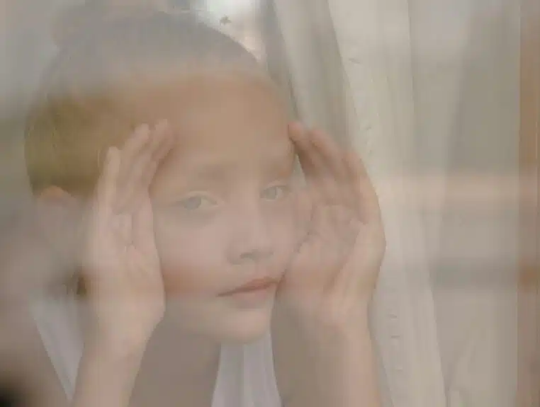 Elle jette sa petite sœur par la fenêtre